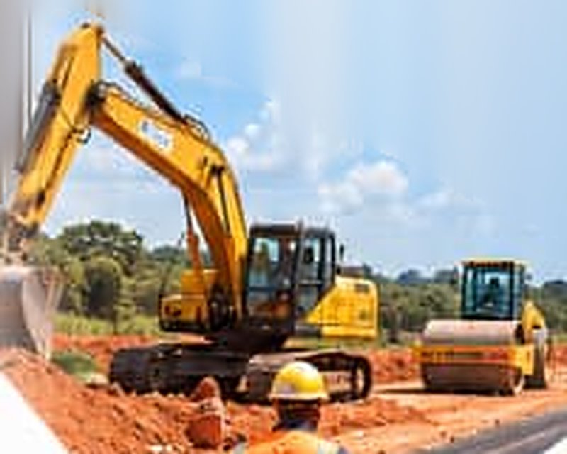 Engins de chantier sur un projet de construction de route